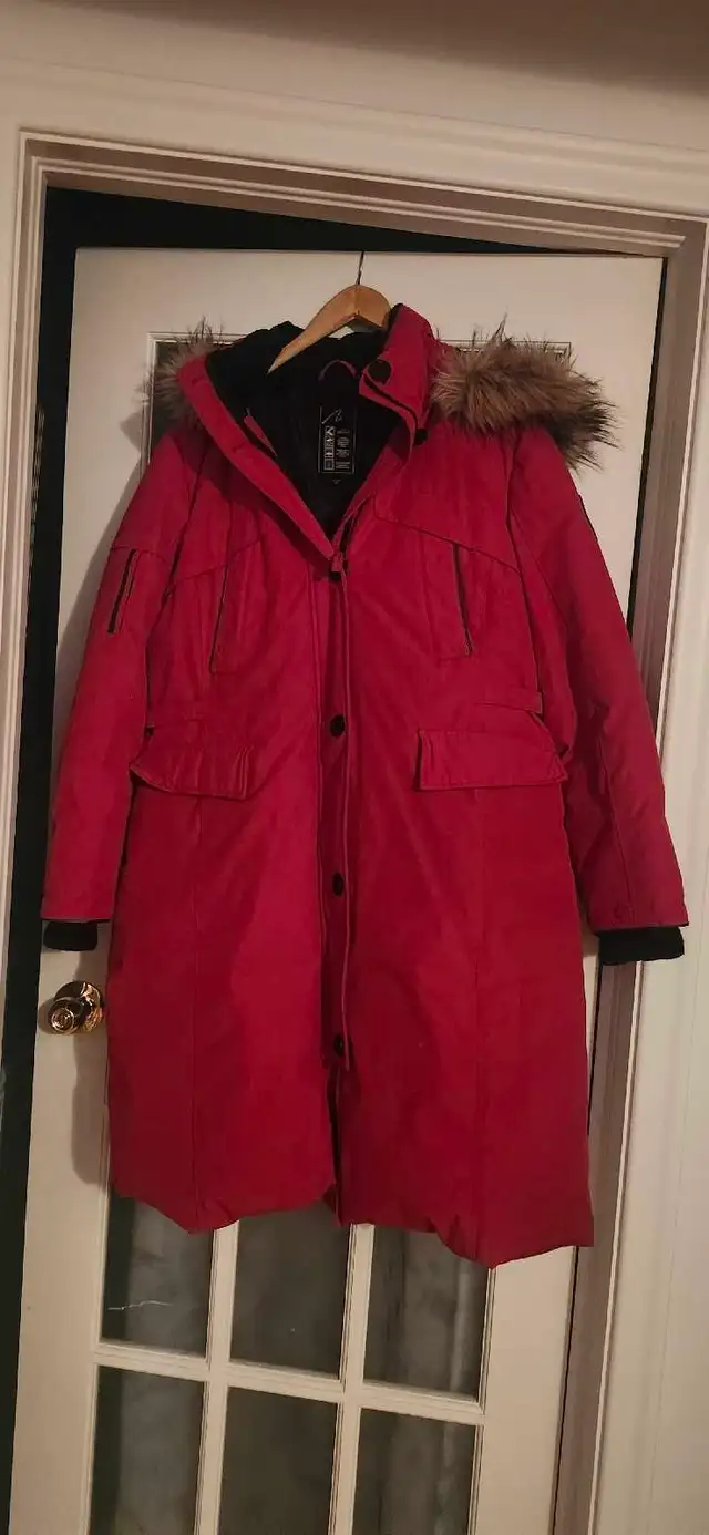 Manteau d'hiver pour femmes gr 18 ans rouge 100$
