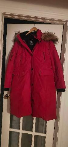 Manteau d'hiver pour femmes gr 18 ans rouge 100$