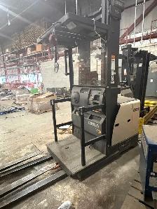 Crown SP3520-30 Order Picker - Unit 5 - 3,000 lb - Liquidation - Photo 3