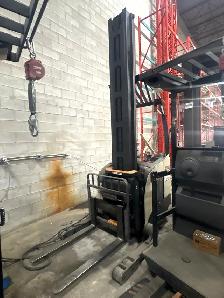 Crown RM6025-45 Reach Truck - 4,500 lb - Liquidation - Photo 5