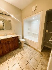 Gorgeous 2 Bedroom Main Floor Apartment $1900 - Photo 6
