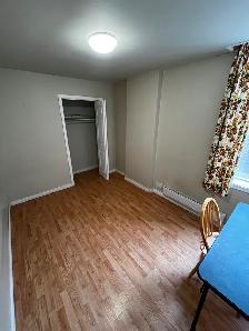 2 Bedroom 1 Bathroom Apartment in Downtown Lindsay - Photo 2