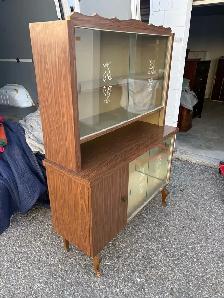 Free delivery used Vintage Mid-Century Style Glass Display Hutch - Photo 6