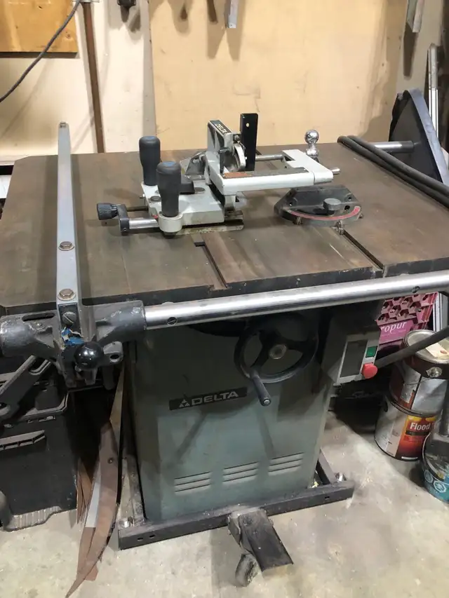 banc de scie industriel sur table en fonte