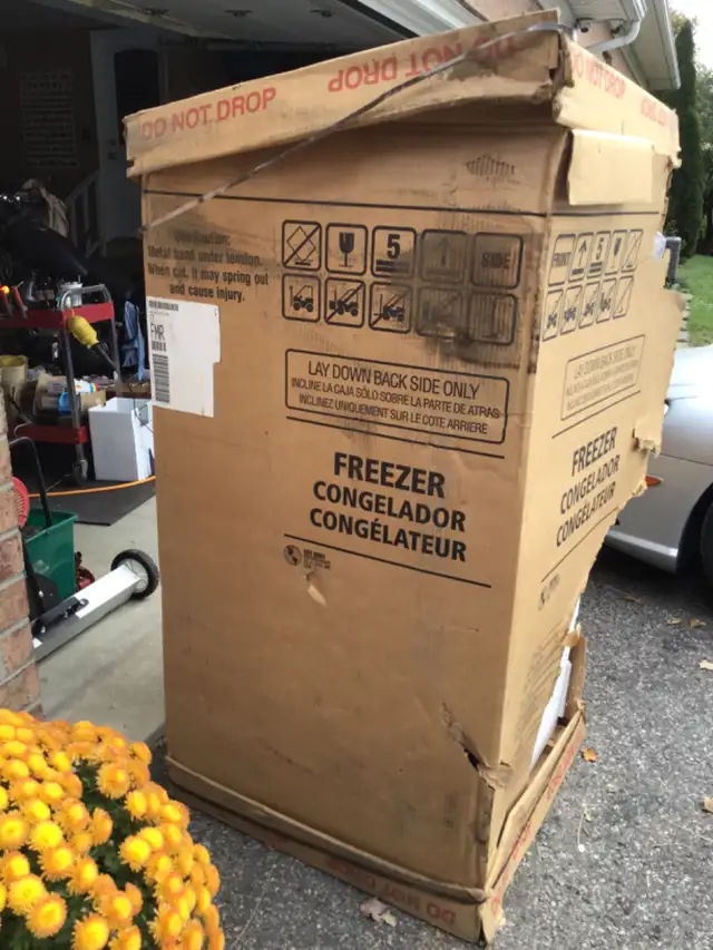 BRAND NEW FRIGIDAIRE POP COOLER/BEER VENDING MACHINE