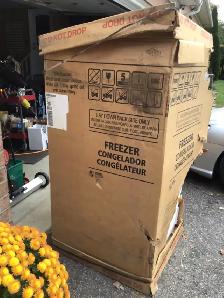 BRAND NEW FRIGIDAIRE POP COOLER/BEER VENDING MACHINE