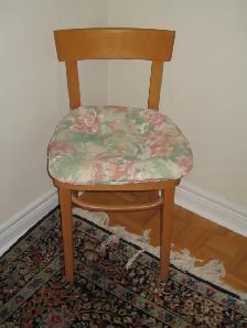 Vanity Table and Chair with cushion - Photo 5