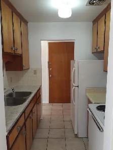 Downtown 2 bedroom close to Queens. Heat, water, parking Incl. - Photo 5
