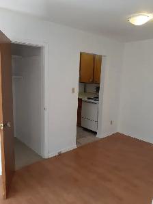 Downtown 2 bedroom close to Queens. Heat, water, parking Incl. - Photo 6