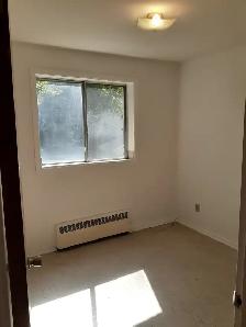 Downtown 2 bedroom close to Queens. Heat, water, parking Incl. - Photo 7