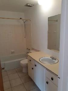 Downtown 2 bedroom close to Queens. Heat, water, parking Incl. - Photo 8