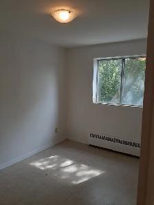 Downtown 2 bedroom close to Queens. Heat, water, parking Incl. - Photo 9