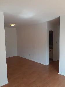 Downtown 2 bedroom close to Queens. Heat, water, parking Incl. - Photo 10