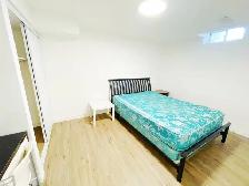 Cozy Room with own private bathroom and windows - Photo 5