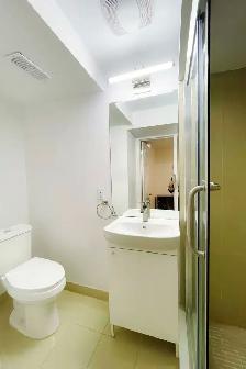 Cozy Room with own private bathroom and windows - Photo 6