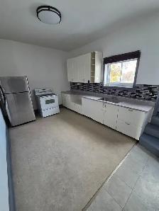 UPPER - LARGE 3 BEDROOM APT - AVAILABLE - UTILITIES INCLUDED - Photo 6