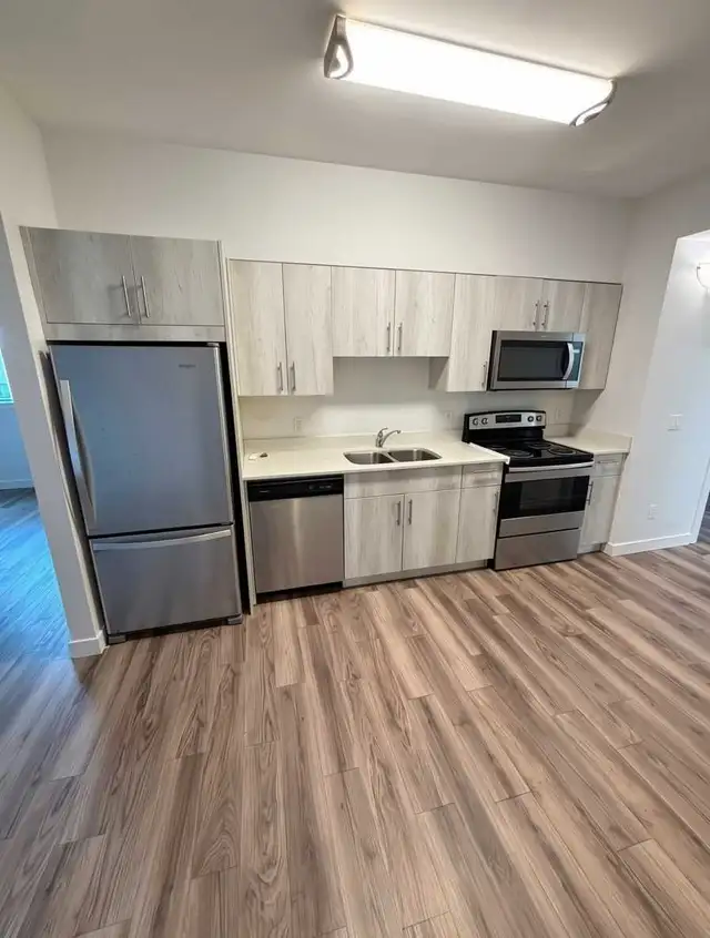 2 bedroom unit in near U of W (404-479 Maryland st)