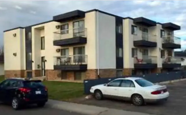 3rd Floor 1 bedroom with view - Southview!