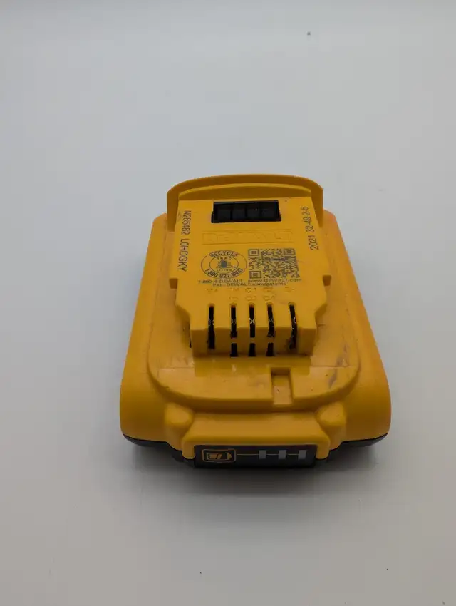 (B6707) DeWalt DCB203 20V MAX Compact Lithium-Ion 2.0 Ah Batt...