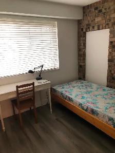 $720 Central Vancouver Location Private Single Furnished Room - Photo 2