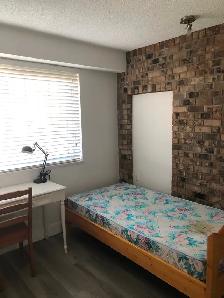 $720 Central Vancouver Location Private Single Furnished Room - Photo 8