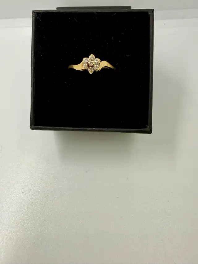 Women's 10K Gold Cluster Ring w Moissanite~Size 6