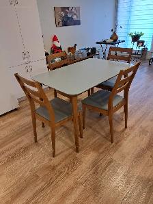 TABLE DE CUISINE AVEC 4 CHAISES. M