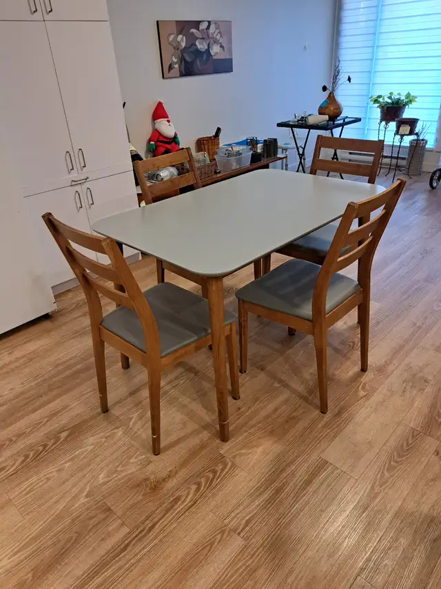 TABLE DE CUISINE AVEC 4 CHAISES. B