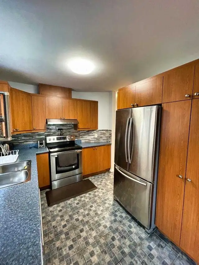 4 1/2 MEUBLÉ,  2 CHAMBRES, 2 BALCONS, LIBRE IMMÉDIATEM