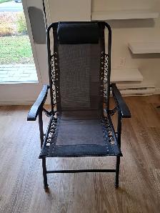 CHAISE DE PATIO. B