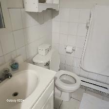 FURNISHED AND PAINTED LARGE ROOM DOWNTOWN TORONTO - Photo 9