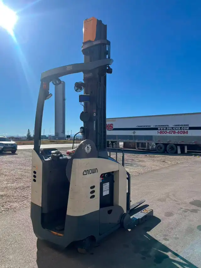 Crown Reach truck 4500lbs Max lift 321 in