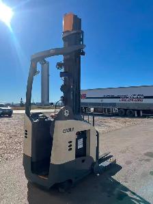 Crown Reach truck 4500lbs Max lift 321 in
