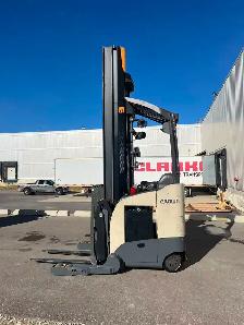 Crown Reach truck 4500lbs Max lift 321 in - Photo 2