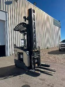 Crown Reach truck 4500lbs Max lift 321 in - Photo 3