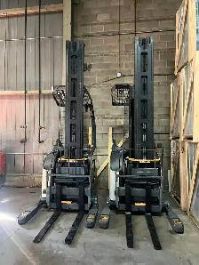 Crown Reach truck 4500lbs Max lift 321 in - Photo 4