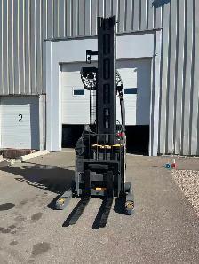 Crown Reach truck 4500lbs Max lift 321 in - Photo 5
