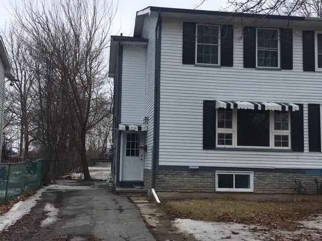 ROOM FOR RENT / SUBLET – KINGSTON (38 Woodstone Crescent, K7M 6K
