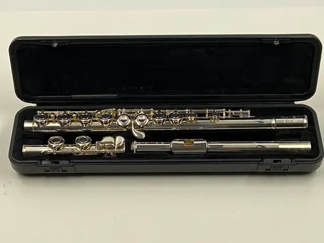 Yamaha YFL-221 Silver Plated Flute in Like New Condition