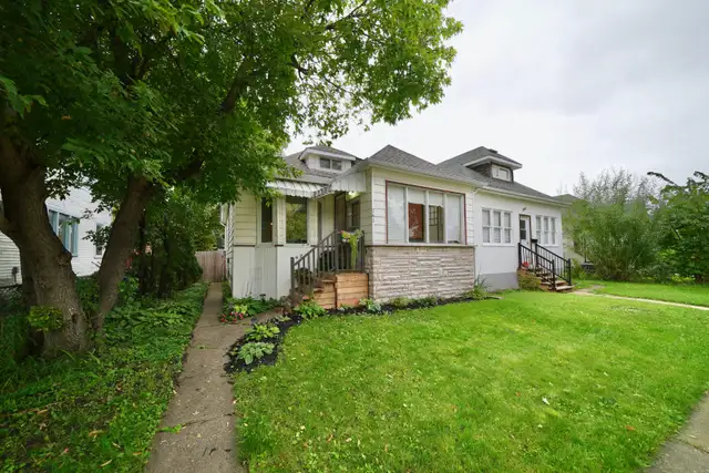1 1/2 STOREY HOME W/ A FULL BASEMENT & GARAGE