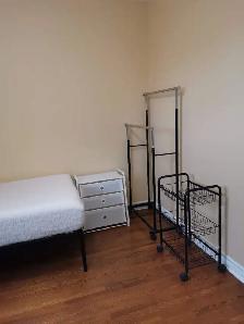 North York near York University 1 sunny bedroom rent girl - Photo 6