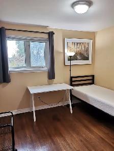 North York near York University 1 sunny bedroom rent girl - Photo 9