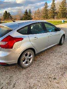 2012 Ford Focus SE hatchback-2900 obo ! - Photo 3