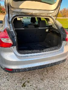 2012 Ford Focus SE hatchback-2900 obo ! - Photo 5