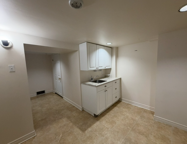 Bright bachelor apt near Richmond Row – $900 all inclusive
