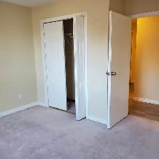 3-Bedroom Apartment in Oliver Square - Photo 6