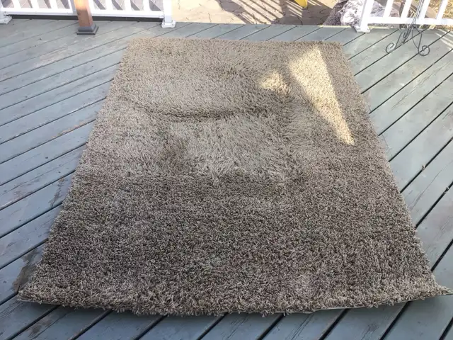 Taupe shag area rug - 5’ x 7’