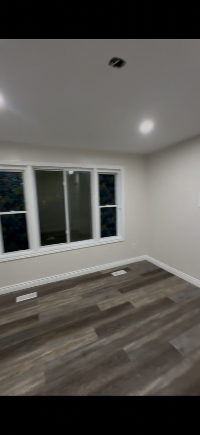 Two bedroom apartment for rent with beautiful backyard/Parking
