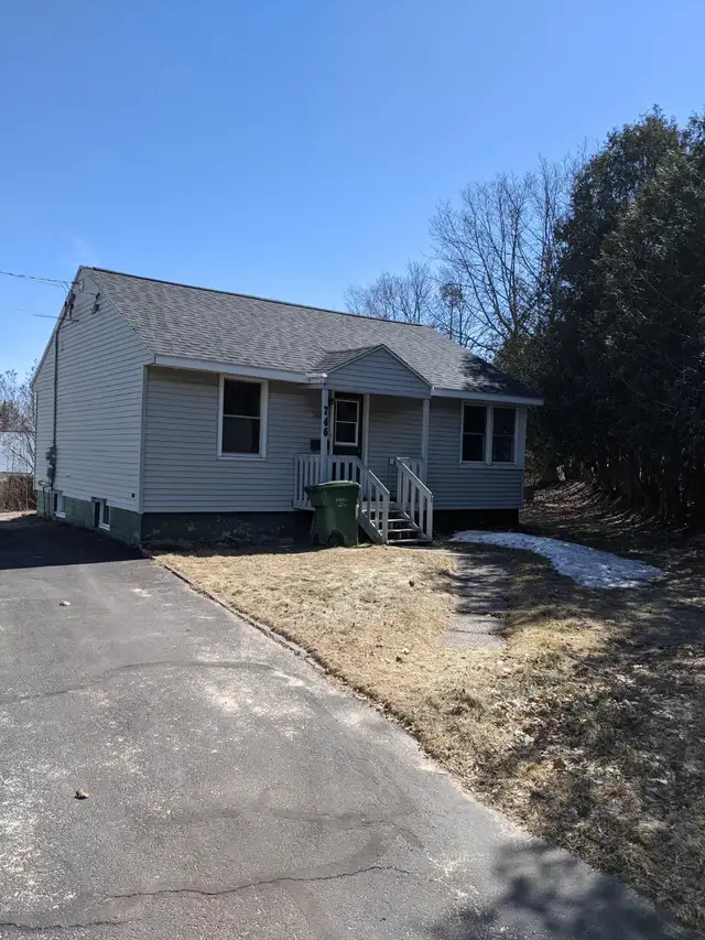 4-bedroom house, minutes from UNB and STU