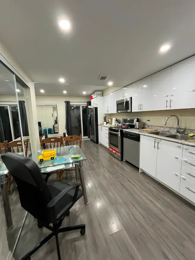 Walkout Bachelor/Studio HWY 7 & Dufferin (Thornhill)